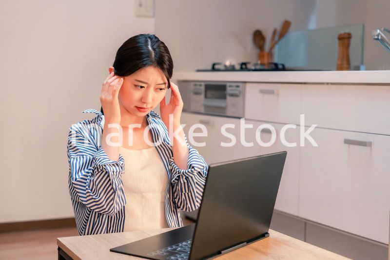 遅くまで在宅勤務をして疲れる一人暮らしの女性
