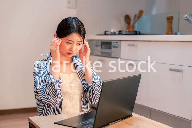 遅くまで在宅勤務をして疲れる一人暮らしの女性