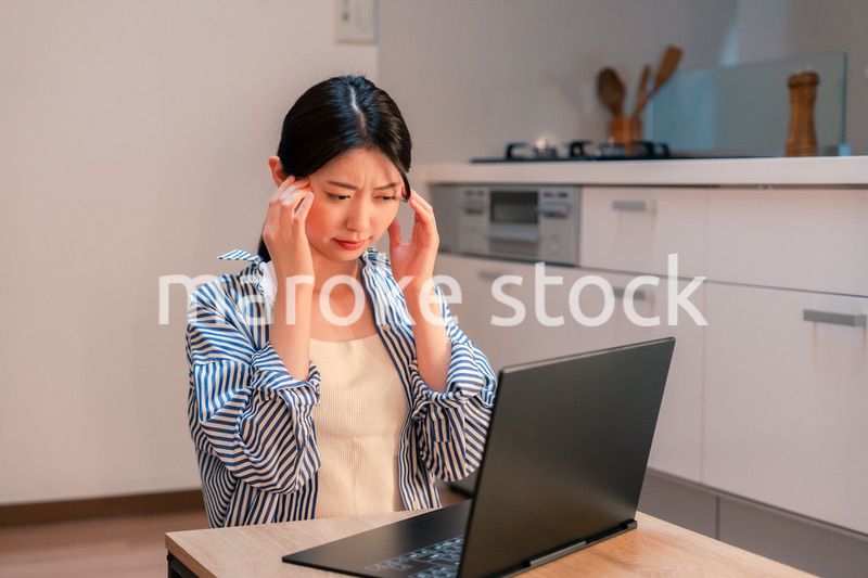 遅くまで在宅勤務をして疲れる一人暮らしの女性