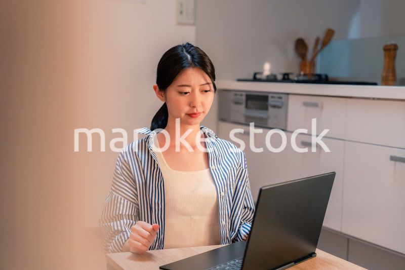 遅くまで在宅勤務をして疲れる一人暮らしの女性