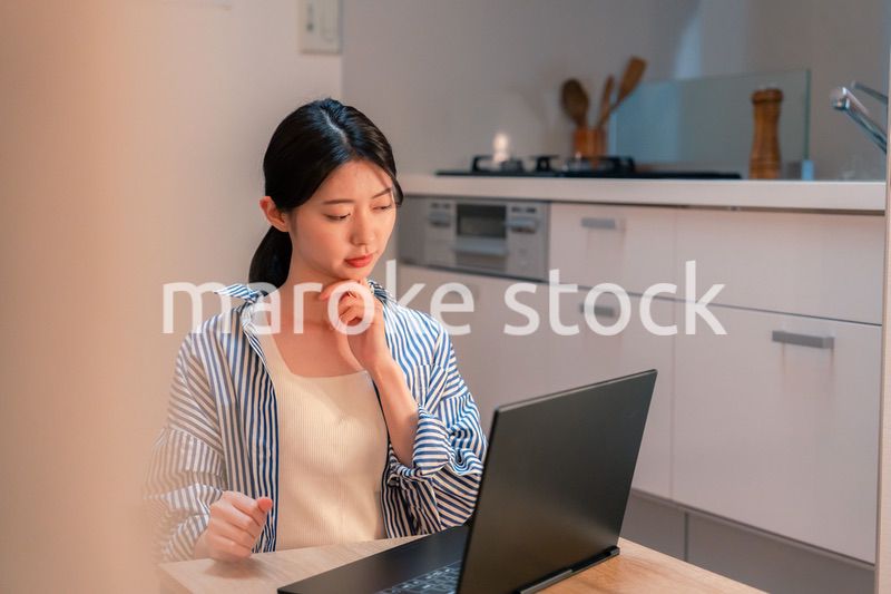 遅くまで在宅勤務をして疲れる一人暮らしの女性