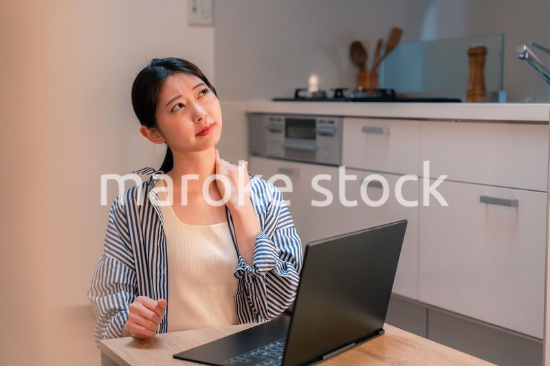 遅くまで在宅勤務をして疲れる一人暮らしの女性