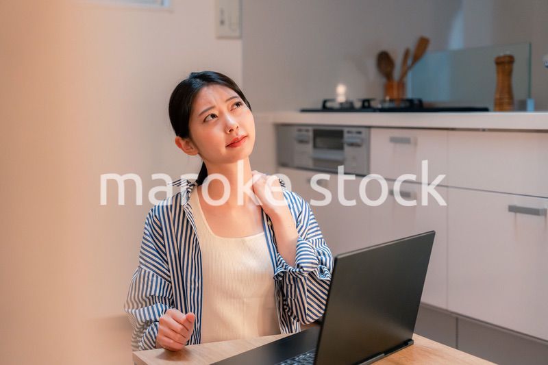 遅くまで在宅勤務をして疲れる一人暮らしの女性