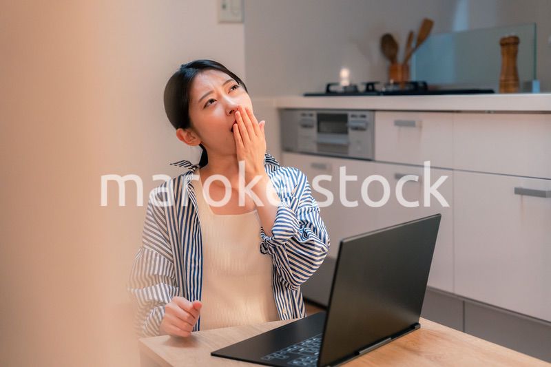 遅くまで在宅勤務をして疲れる一人暮らしの女性