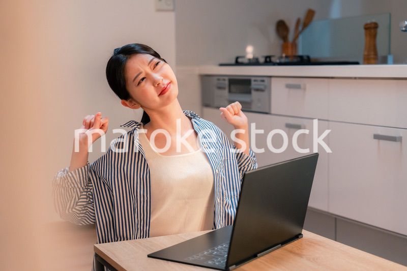 遅くまで在宅勤務をして疲れる一人暮らしの女性