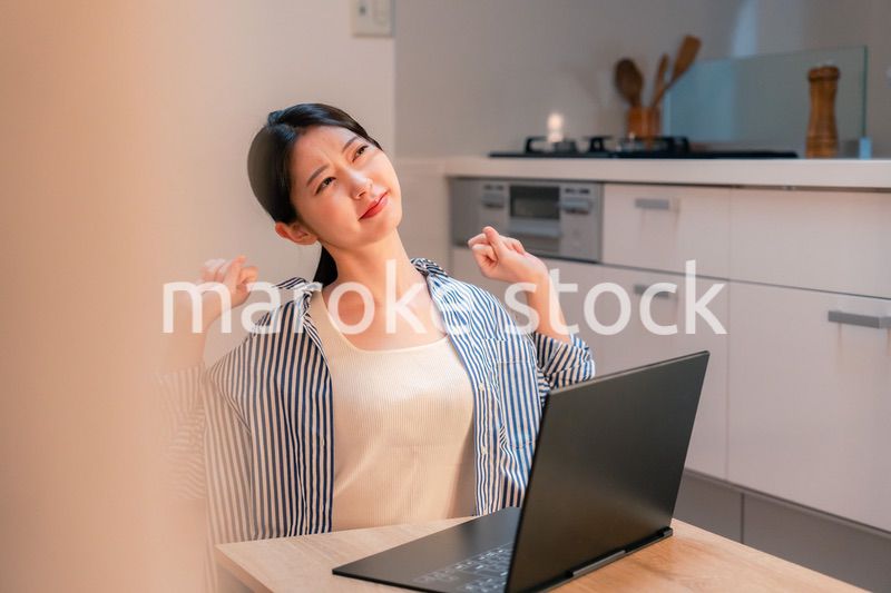 遅くまで在宅勤務をして疲れる一人暮らしの女性