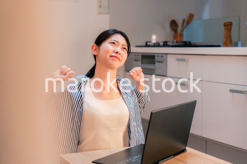 遅くまで在宅勤務をして疲れる一人暮らしの女性