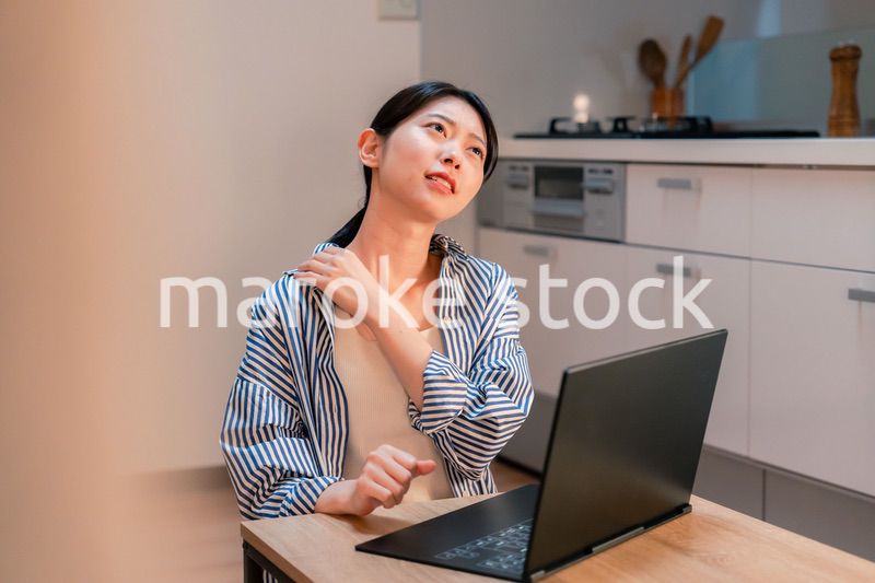 遅くまで在宅勤務をして疲れる一人暮らしの女性