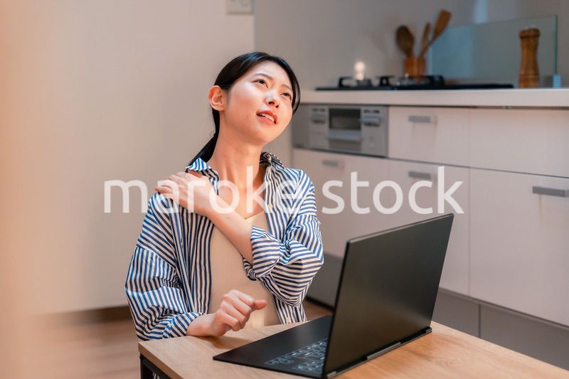遅くまで在宅勤務をして疲れる一人暮らしの女性