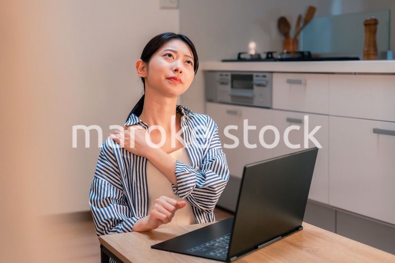 遅くまで在宅勤務をして疲れる一人暮らしの女性
