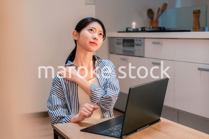 遅くまで在宅勤務をして疲れる一人暮らしの女性