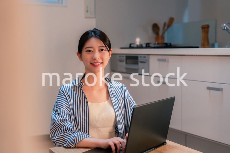 夜遅くまで在宅勤務をする若い女性