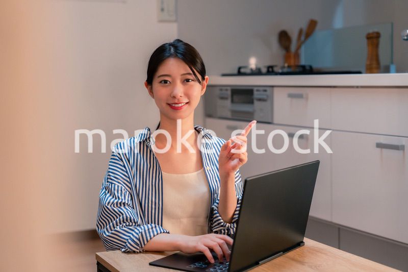夜遅くまで在宅勤務をする若い女性