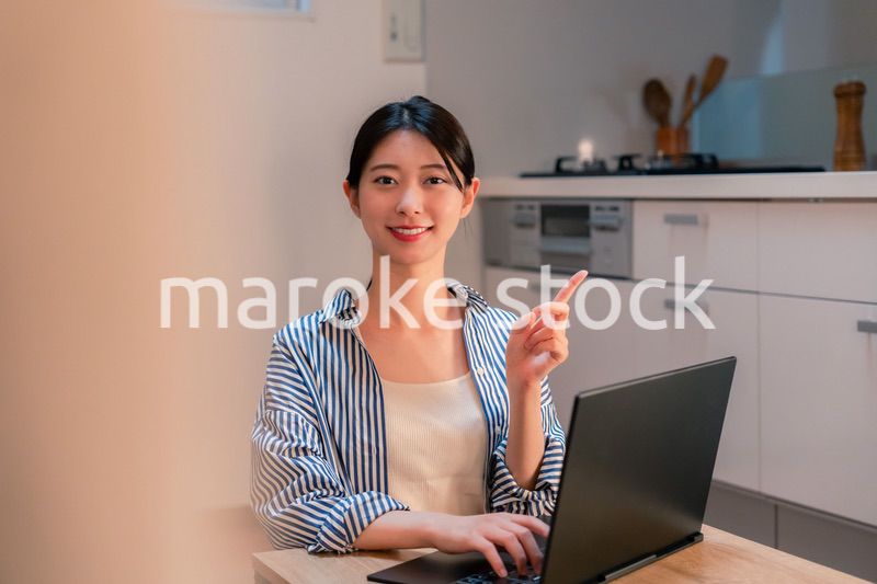 夜遅くまで在宅勤務をする若い女性