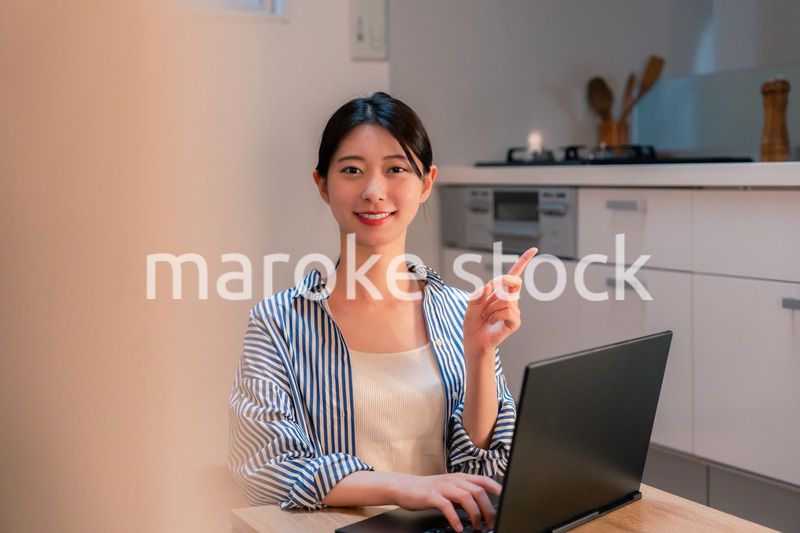 夜遅くまで在宅勤務をする若い女性