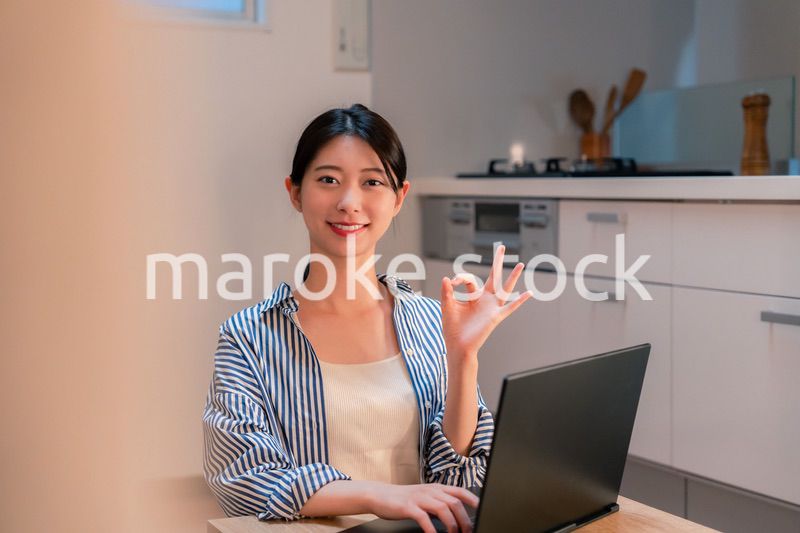 夜遅くまで在宅勤務をする若い女性