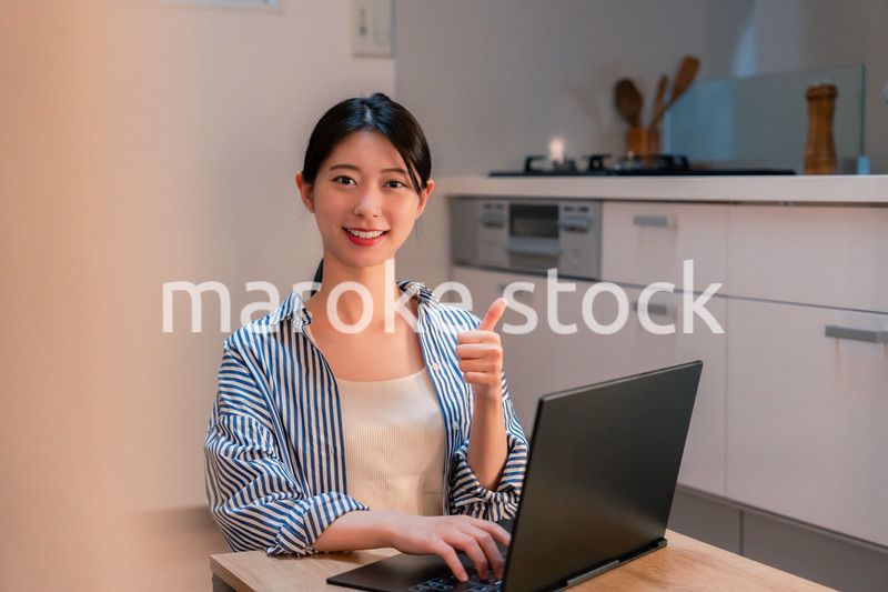 夜遅くまで在宅勤務をする若い女性
