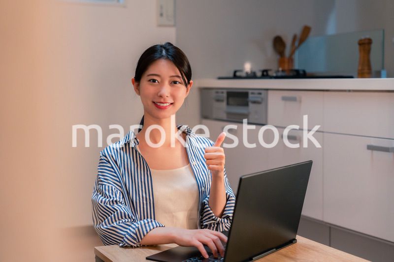 夜遅くまで在宅勤務をする若い女性