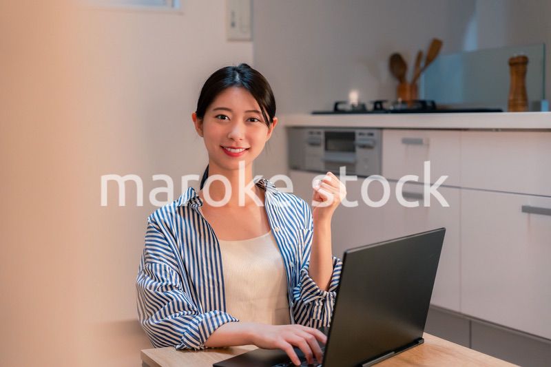 夜遅くまで在宅勤務をする若い女性