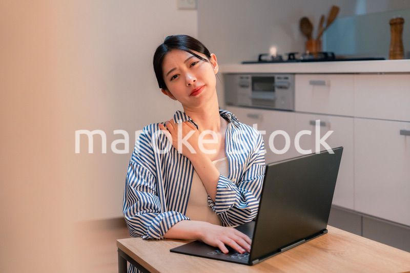 遅くまで在宅勤務をして疲れる一人暮らしの女性