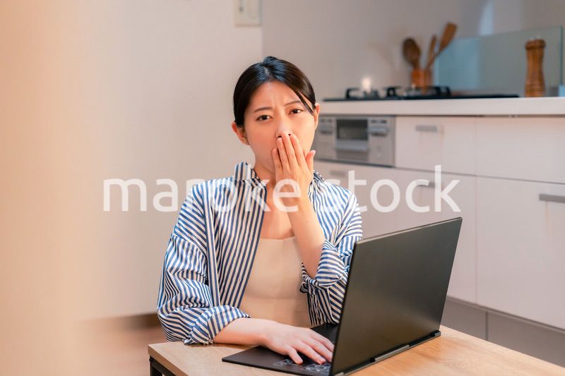 遅くまで在宅勤務をして疲れる一人暮らしの女性