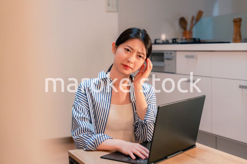 遅くまで在宅勤務をして疲れる一人暮らしの女性