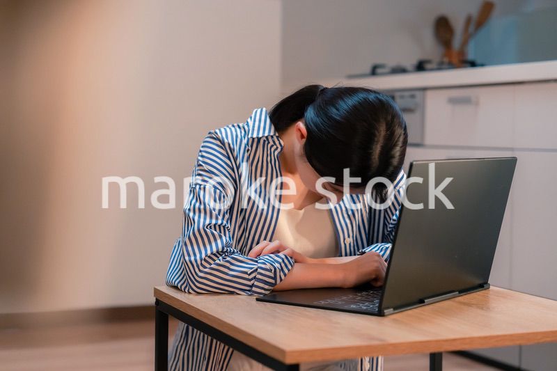 長時間の在宅勤務で疲労をする若い女性