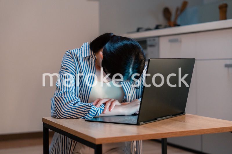 長時間の在宅勤務で疲労をする若い女性