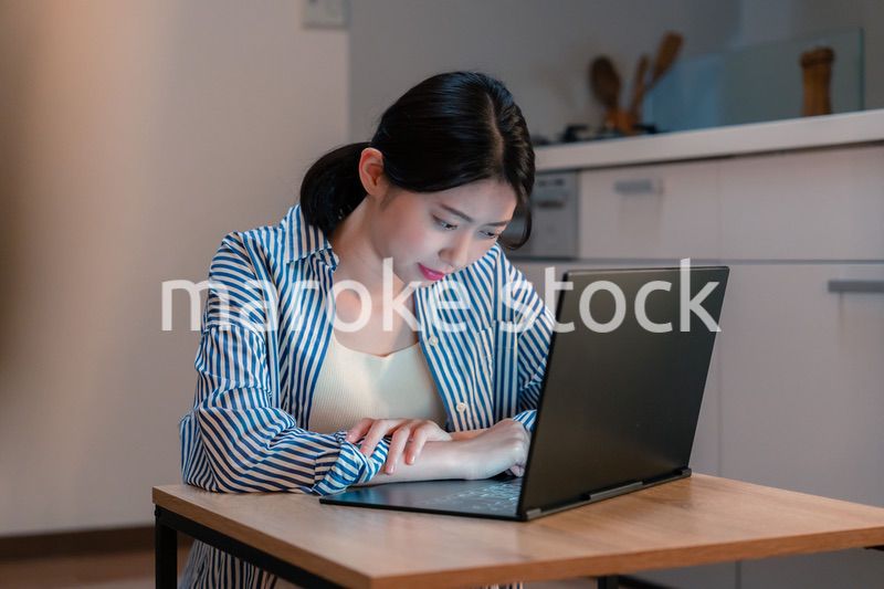 長時間の在宅勤務で疲労をする若い女性
