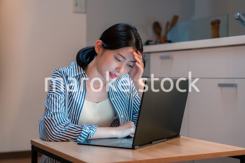 長時間の在宅勤務で疲労をする若い女性