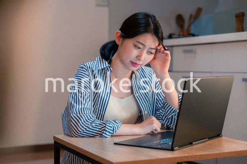 長時間の在宅勤務で疲労をする若い女性