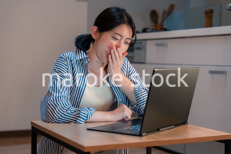 長時間の在宅勤務で疲労をする若い女性