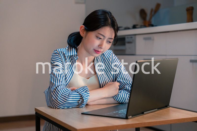 長時間の在宅勤務で疲労をする若い女性