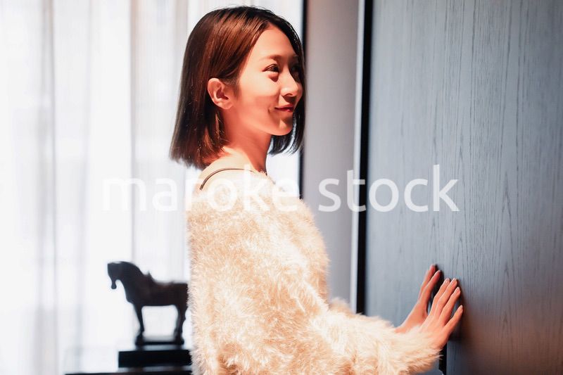 ラグジュアリーなホテルに到着して着替える若い女性