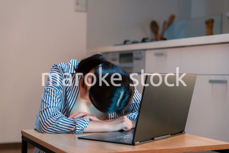 長時間の在宅勤務で疲労をする若い女性