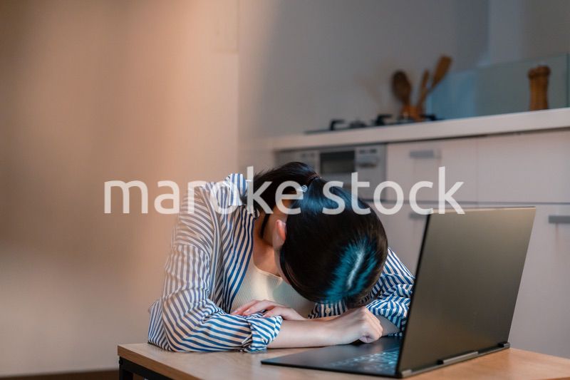 長時間の在宅勤務で疲労をする若い女性