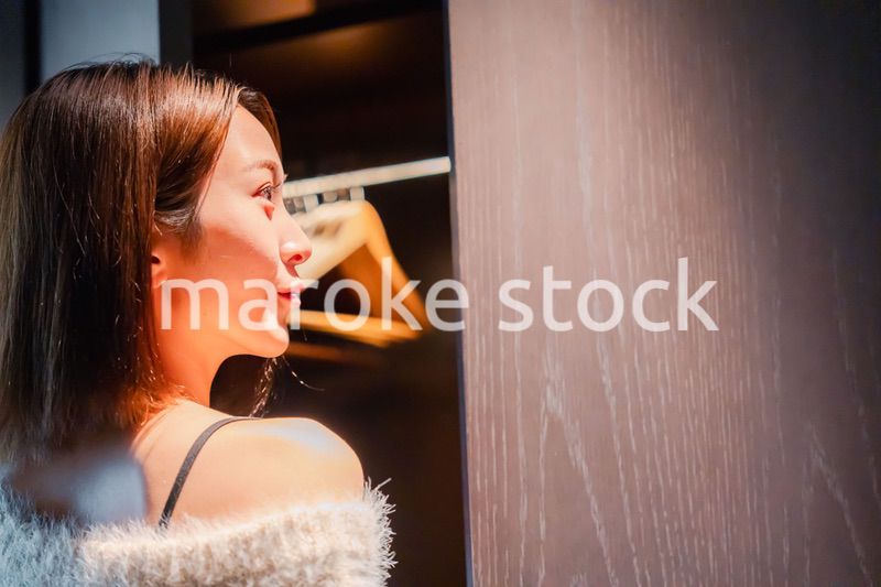 ラグジュアリーなホテルに到着して着替える若い女性