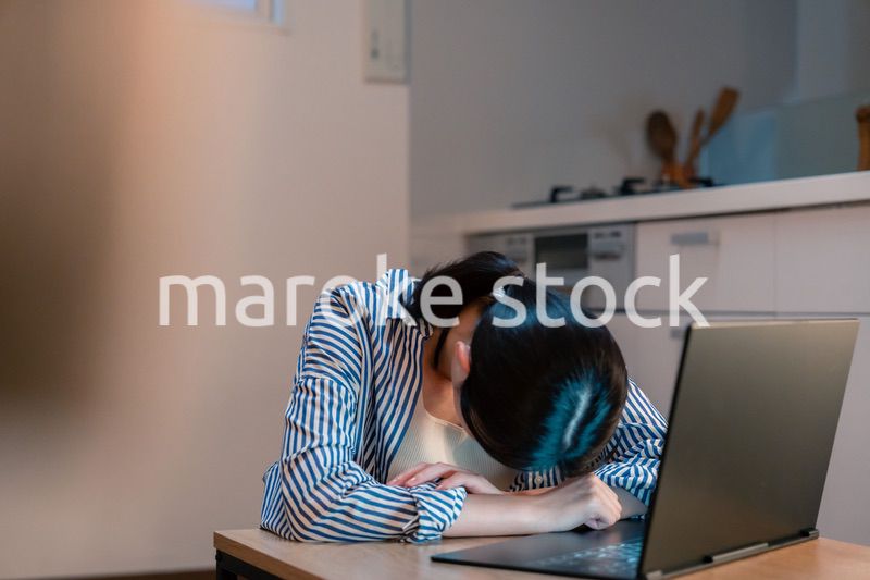 長時間の在宅勤務で疲労をする若い女性