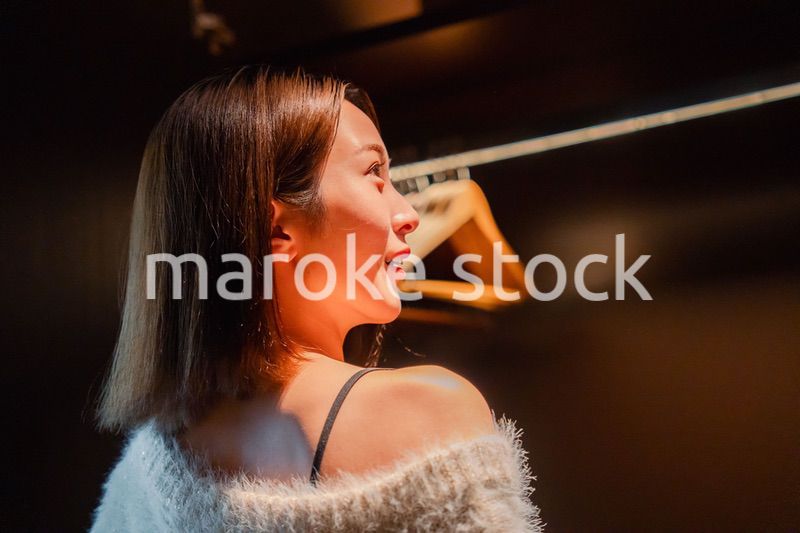 ラグジュアリーなホテルに到着して着替える若い女性