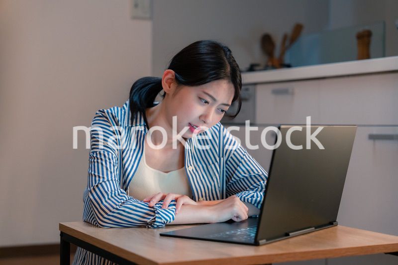 長時間の在宅勤務で疲労をする若い女性