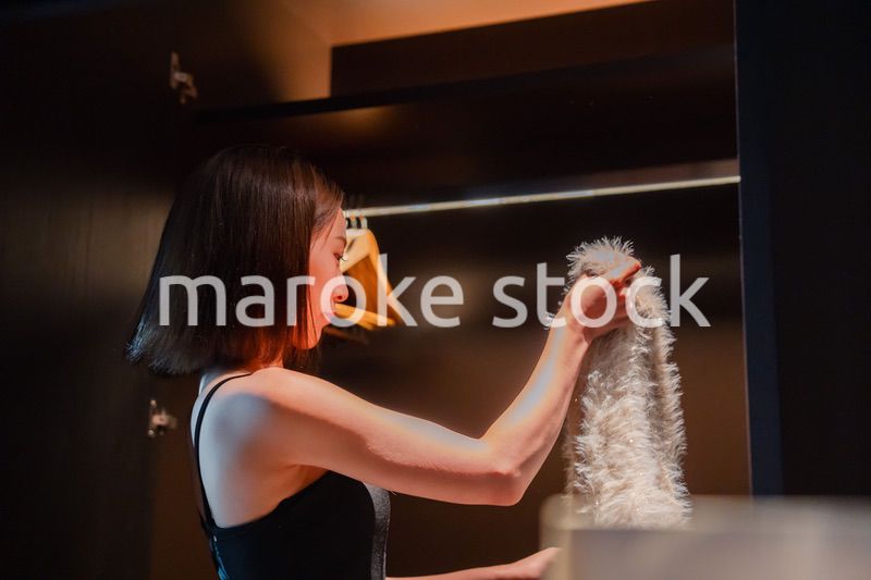 ラグジュアリーなホテルに到着して着替える若い女性