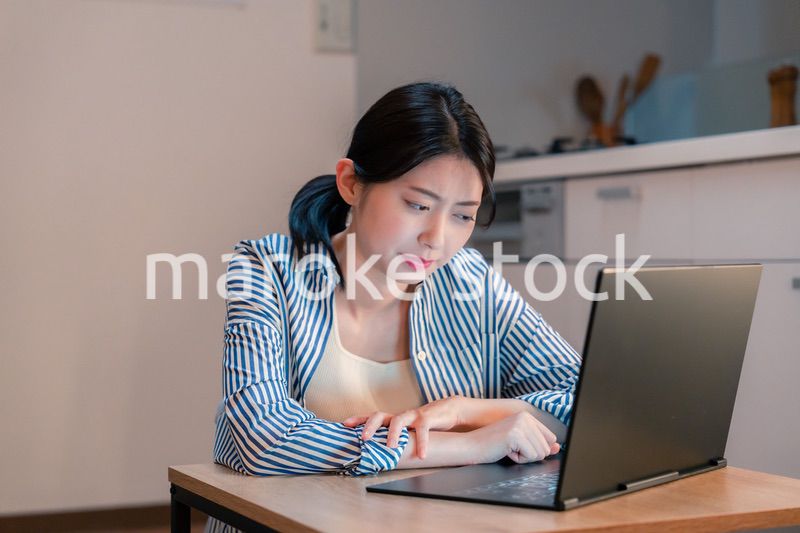 長時間の在宅勤務で疲労をする若い女性