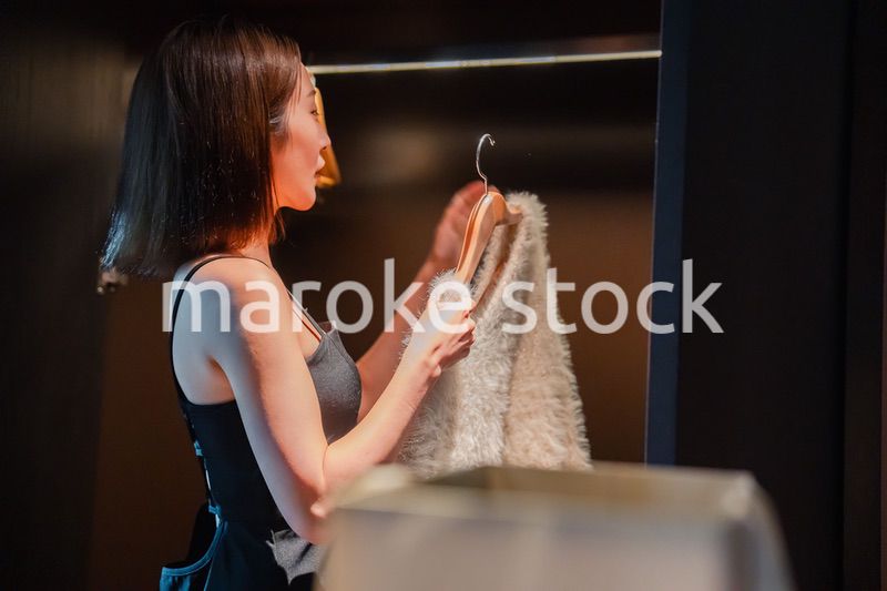 ラグジュアリーなホテルに到着して着替える若い女性