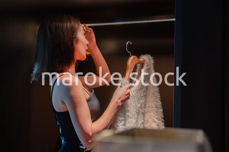 ラグジュアリーなホテルに到着して着替える若い女性