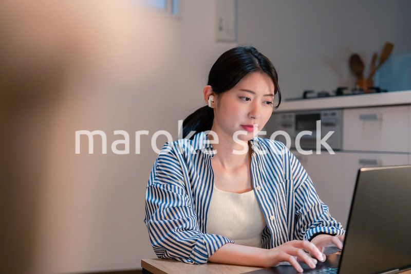 夜遅くにリモート会議をする若いビジネスパーソン