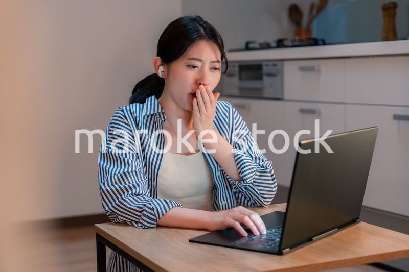 夜遅くにリモート会議をする若いビジネスパーソン