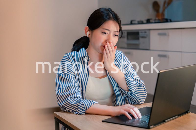 夜遅くにリモート会議をする若いビジネスパーソン