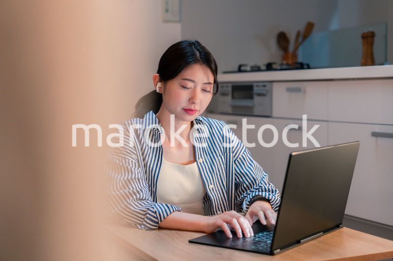 夜遅くにリモート会議をする若いビジネスパーソン