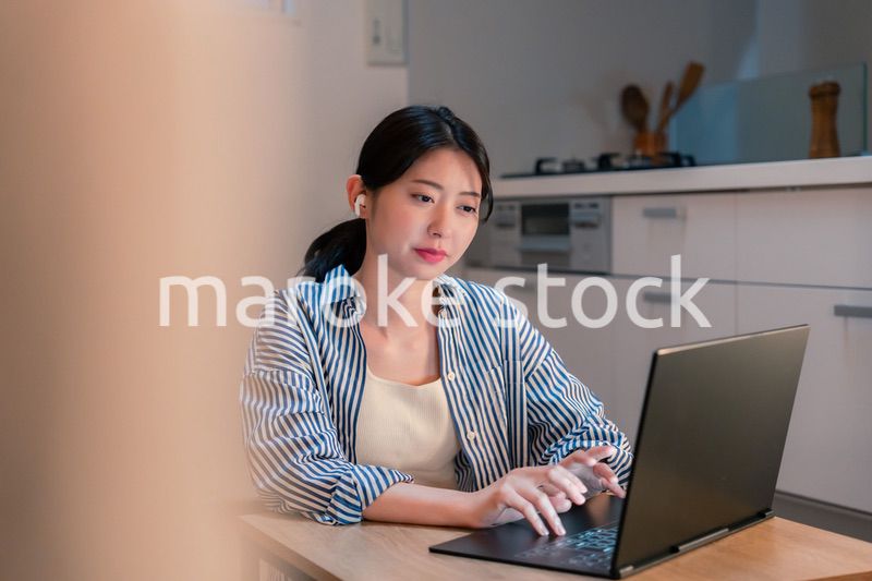 夜遅くにリモート会議をする若いビジネスパーソン