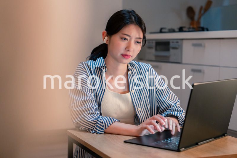 夜遅くにリモート会議をする若いビジネスパーソン